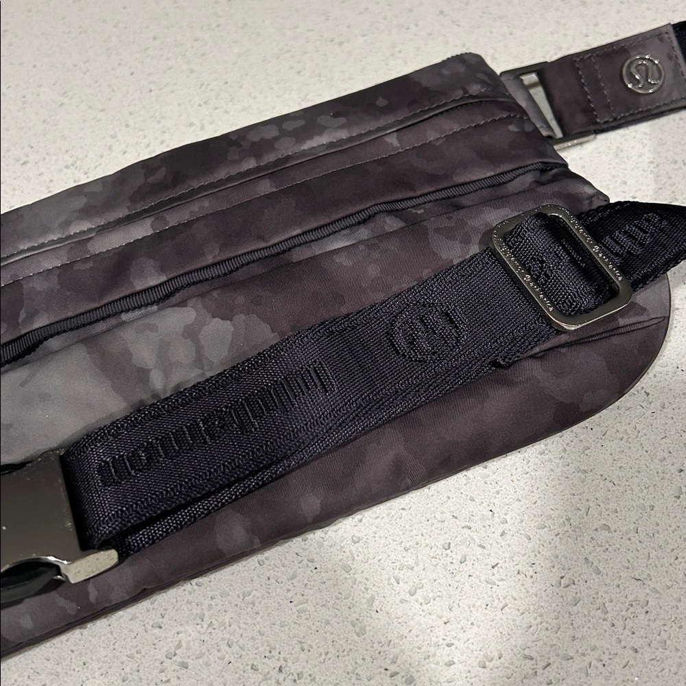 Lululemon Everywhere Camo Belt Bag - Picture 3 of 14